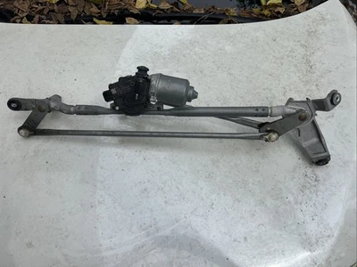 2011-2020 Toyota Sienna Front Windshield Wiper Linkage And Motor 85150-08020 - Image 1 of 4