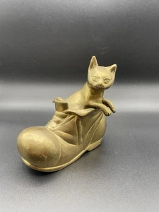 ADORABILE GATTO SIAMESE 5"x 4,5" in stivale vintage OTTONE MASSICCIO OGGETTO CONVERSAZIONE - Foto 1 di 4
