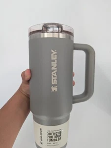 NUEVO STANLEY taza The Quencher Pro tour vaso anti derrames 30 OZ gris salvia - Imagen 1 de 2