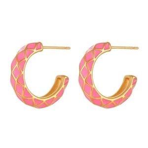 Pendientes de aro enchapados en oro de 18 quilates de acero inoxidable con patrón geométrico de esmalte rosa claro - Imagen 1 de 10
