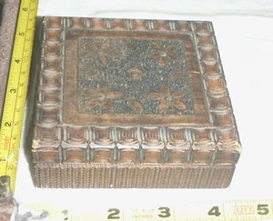 Caja de Colección con Tapas con Bisagras de Madera Hecha a Mano - Incrustación Floral de Latón - Polonia ~4" Cuadrado - Imagen 1 de 10