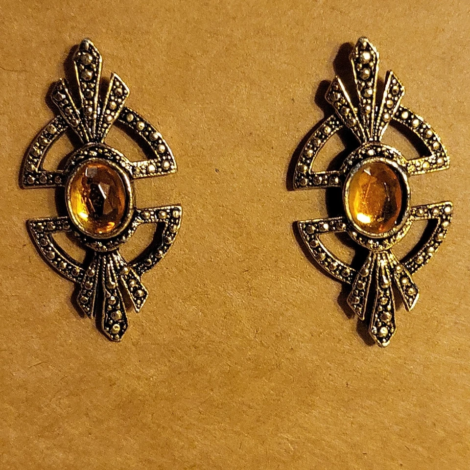 Aretes vintage usados en excelente estado 1,25" en tono dorado con piedra central ámbar Foto 1 de 4
