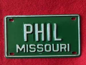 Matrícula de aluminio verde de colección década de 1960 PHIL Missouri nombre niño bicicleta scooter - Imagen 1 de 2