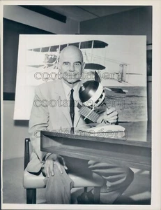 1962 Press Photo Aviation Hero Jimmy Doolittle With Model of Spacecraft - Picture 1 of 2