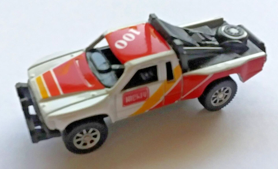 Camioneta pickup Maisto Toyota SR5 escala 1:64 Rally BAJA nunca jugada con estado Foto 1 de 4