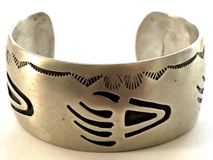 Brazalete Brazalete Brazalete Hopi Superpuesto Pata de Oso Nativo Americano Vintage Firmado 63.56g - Imagen 1 de 14