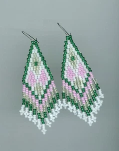 Pendientes perforados con cuentas semilla verde, blanco y rosa. - Imagen 1 de 4