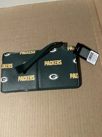 NEW-WITH-TAGS OFFICIAL NFL GREEN BAY PACKERS PATTERNED WRISTLET WALLET Cover
