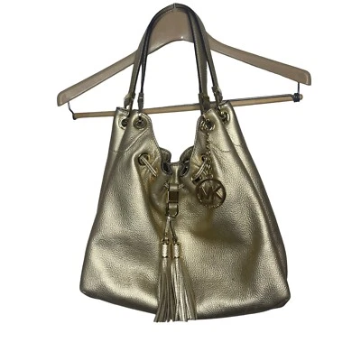 Bolsa de ombro Michael Kors Camden couro dourado grande com cordão bolsa de mão - Imagem 1 de 4