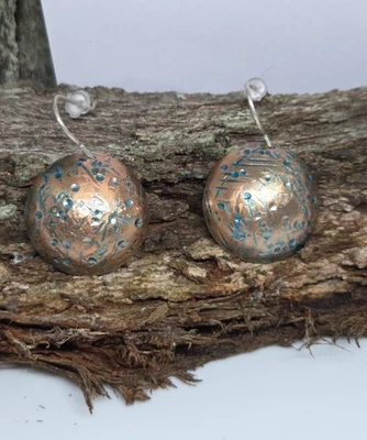 Brincos exclusivos de prata esterlina e cobre martelados à mão e patinados com cúpulas penduradas - Imagem 1 de 4