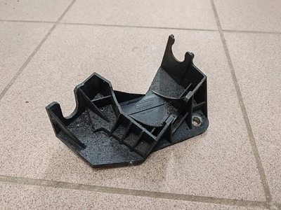 Volvo V50 2005 2.0D 100 kW Gear Shift Cable Bracket Mount 30681386 - Image 1 of 4