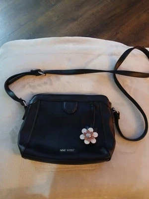 Cartera Bandolera Nine West Negra Correa Ajustable. Lindo llavero flor ¡Bonito! Foto 1 de 4