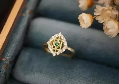 Anillo banda aniversario esmeralda simulada corte redondo de 1,50 quilates enchapado en oro amarillo de 14 k Foto 1 de 4