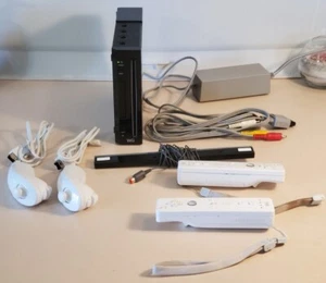 Nintendo Wii schwarz RVL-001 Paket inkl. Gerät, Wechselstrom, 4 Controller, AV ++ - Bild 1 von 9