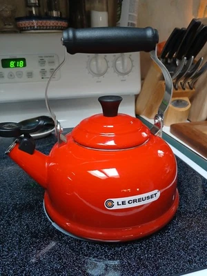 Tetera Le Creuset esmaltada en acero rojo cerise 1,6 L 1,7 QT Foto 1 de 4