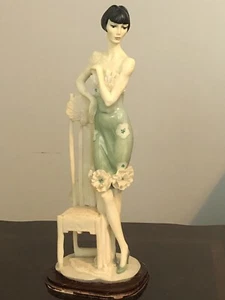 Gluseppe Armani Porzellan Skulptur "Mädchen mit Stuhl" - Bild 1 von 16