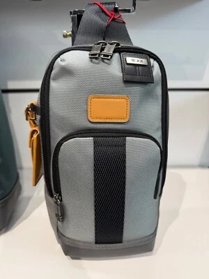 NUEVA Mochila Tumi Fremont FIFE 11.75” Slim Sling Bag - GRIS con detalles TAN ❗️ Foto 1 de 4