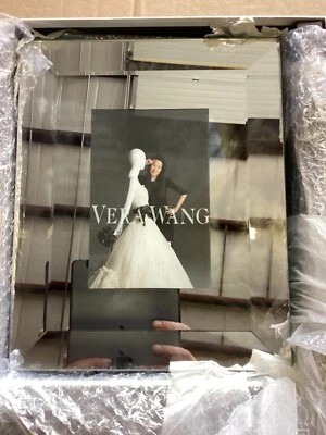 Marco de fotos plateado de vidrio biselado Vera Wang en caja para foto de 4” x 6” de Wedgwood Foto 1 de 4