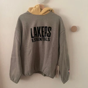 FEAR OF GOD Essentials x NBA Los Angeles Lakers Sudadera con Capucha Bolsillos XS NIEBLA RARO NUEVO - Imagen 1 de 9