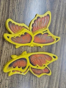 2 STATUARIE VINTAGE UNIVERSALI FARFALLE GIALLE 1973 DECORAZIONE PARETE - Foto 1 di 6