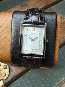 Hermoso reloj tanque Seiko 7N01-5B50 Sunburst plateado y dorado - Imagen 1 de 4