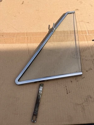 Corvette Conv C2 1963-67 drivers side left vent window. Dated 1964 GG. - Image 1 of 4