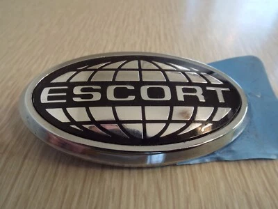 Emblema NOS Escort 1981 1982 1983 1984 Ford 81 82 83 84 Fender emblema ornamento fabricante de equipamento original - Imagem 1 de 4