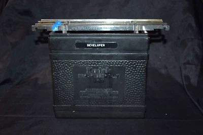 Tanque de proceso de película de goma dura KODAK 4x5" de colección con 4 colgadores de película Kodak #1 Foto 1 de 4