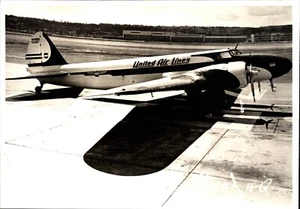 VTG Photo Airplanes United Airlines 2 Engine Passenger Aircraft Airfield - Picture 1 of 2