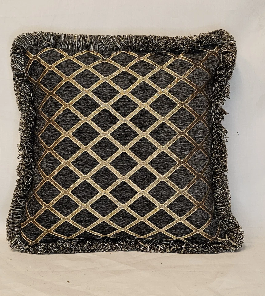 travesseiro decorativo chenille cinza com bordado dourado com franja para sofá - Imagem 1 de 1