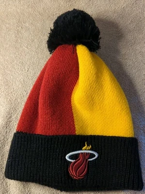 Sombrero Miami Heat Puño Pom Pom Rojo Negro Amarillo Logo NBA Invierno Gorro Calavera Gorra Foto 1 de 4