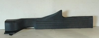 Cadillac Deville 2000-2004 - Placa de umbral de puerta trasera 25751899 diestro negro Foto 1 de 2