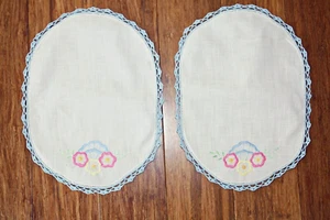 Vintage Waschtisch Bettwäsche 2er Set Deckchen Blumen bestickt Baumwolle Häkelrand #01 - Bild 1 von 5