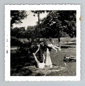 Foto vintage anni 60 - madre che solleva figlia al parco - picnic - istantanea in bianco e nero - Foto 1 di 2