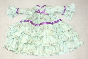 Hellblaues Puppenkleid mit Rüschen & lila Borte. 16 cm lang - Bild 1 von 2