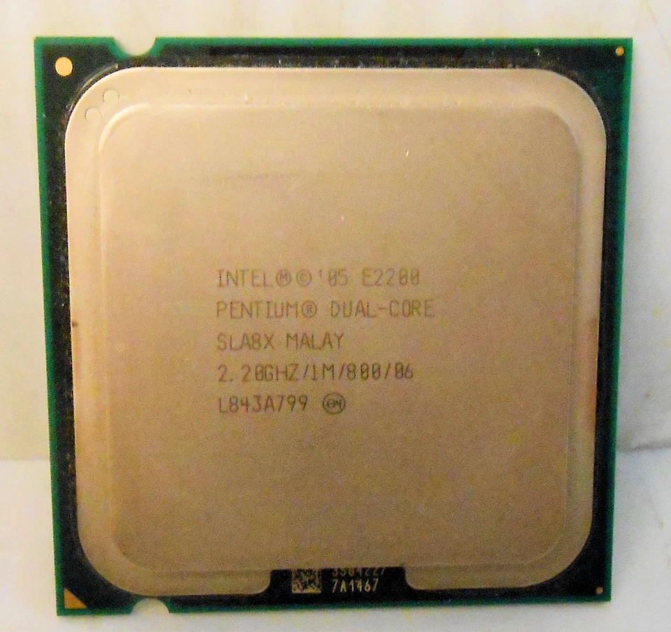 Procesador SLA8X Intel Pentium E2200 2,20 GHz 2 núcleos 1 MB 800 MHz LGA 775 Foto 1 de 1