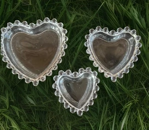 Juego de platos de baratija de vidrio con corazón estilo Candlewick vintage - 3 tamaños - vidrio transparente - Imagen 1 de 9