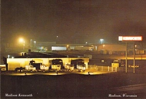 Semirremolque WI Madison Kenworth 1980 concesionario @ señal nocturna postal 4x6 C43 - Imagen 1 de 2