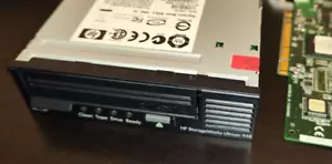 HP HPE StorageWorks Ultrium 2 448 LTO2 BRSLA-0404-DC DW016-60005 mit SCSI Karte - Bild 1 von 4