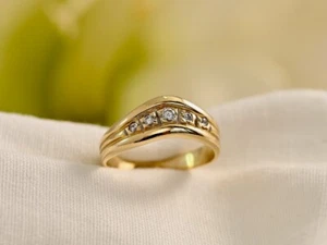 SHAPED 18ct Gold Vintage Diamond Ring 0.07cts size I 1/2 - Picture 1 of 3