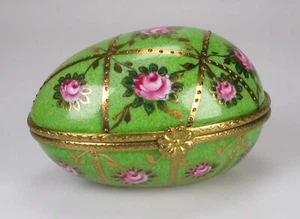 Porzellan Ei Dose klappbar grün Goldkreuz Rosenstreuer handdekoriert 7 cm - Bild 1 von 6
