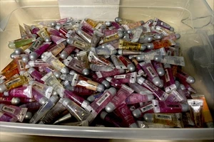 Caboodles Glitter Lip Gloss LOT OF 5 Assorted Flavors Style New Sealed RARE FIND - Picture 1 of 4