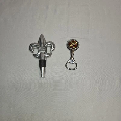 Tapón y abrebotellas Fleur De Lis de metal de peltre de 5,5" de alto usado en excelente estado Foto 1 de 4