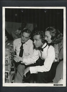DICK POWELL + ANN DVORAK ESCUCHA LA REPRODUCCIÓN DE SOUND MAN EN SET - 1935 CANDID - Imagen 1 de 2