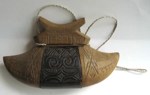 Vintage TORAJA SULAWESI INDONESIA Carved Wood & Buffalo Horn Betel Nut Box - Picture 1 of 5