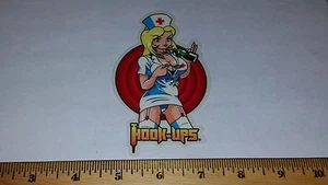 PEGATINA DE PATINETA DE COLECCIÓN HOOK UPS NUEVO DE LOTE ANTIGUO SÚPER SEXY RUBIA TRAVIESA ENFERMERA BOOBS FETICHE - Imagen 1 de 1