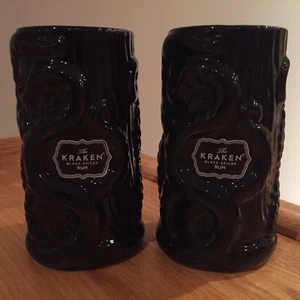 Tazas/vasos The Kraken negro especiado ron cerámica pulpo estilo Tiki S2 ~ Nuevo con caja - Imagen 1 de 14