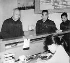 Vizepräsident Yin Zhikai inspiziert Sparbüro... - Vintage Fotografie 2317215