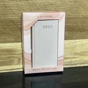 A LA MODE 2025 DIARY AND PEN SET BOXED - Picture 1 of 3