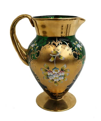 Jarro de vidro de vinho esmaltado verde boêmio e dourado pintado à mão por volta de 1960 - Imagem 1 de 4